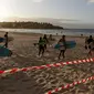 Sejumlah peselancar memenuhi pantai  Bondi di Sydney, Selasa, (28/4/2020). Otoritas setempat mengatakan hanya akan membuka dua pintu yang dapat diakses wisatawan. Walikota Waverley Paula Masseols mengimbau agar warga di luar Bondi tidak mengunjungi pantai tersebut. (AP Photo/Rick Rycroft)