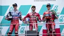 Pembalap Ducati, Enea Bastianini, bersama Alex Marquez dan Francesco Bagnaia merayakan kemenangan di atas podium pada ajang MotoGP Malaysia di Sirkuit Sepang, Minggu (12/11/2023). (AP Photo/Vincent Thian)