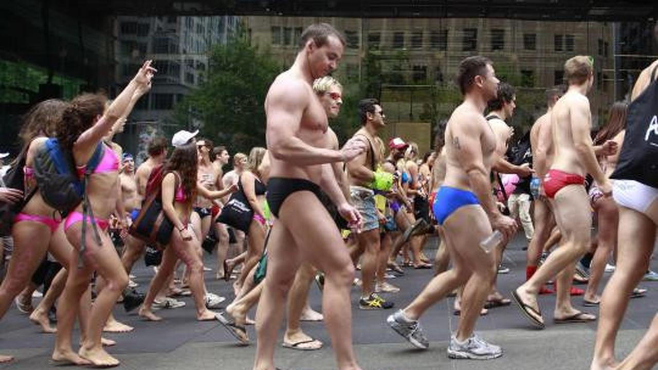 Parade pakaian renang untuk galang dana di Sidney 