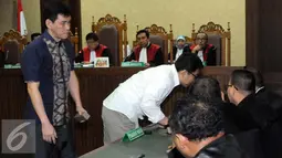 Ariesman (kiri) dinilai bersalah karena terbukti menyuap mantan anggota DPRD DKI Jakarta, M Sanusi sebesar Rp2 miliar untuk mempercepat pembahasan Raperda Reklamasi di Pengadilan Tipikor Jakarta, Kamis (1/9). (Liputan6.com/Helmi Afandi)
