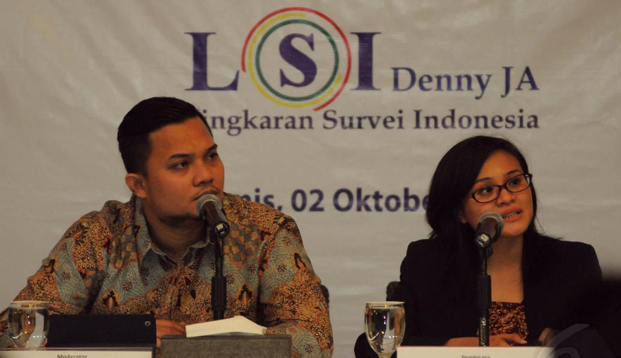 Fitri Hari dan Rully Akbar menjadi pembicara dalam penyampaian hasil survei LSi kepada publik, Jakarta, Kamis (2/10/14). (Liputan6.com/Faisal R Syam)