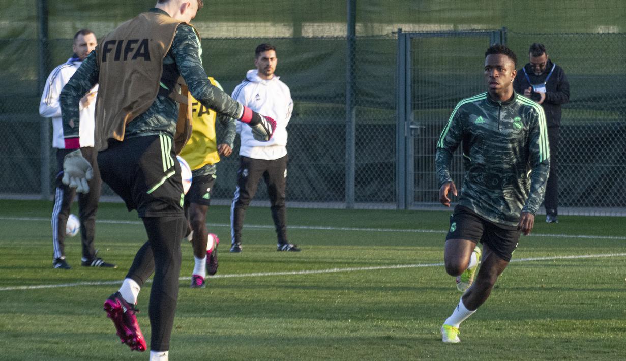 Penyerang Real Madrid asal Brasil Vinicius Junior (kanan) menghadiri sesi latihan jelang kontra Al-Ahly pada babak semifinal Piala Dunia Antarklub, di Rabat, Maroko, Selasa (7/2/2023). Selain itu, Ini akan menjadi pertemuan perdana untuk kedua tim tersebut. (Photo by AFP)