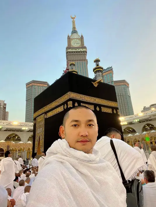 6 Potret Angga Wijaya Umrah Usai Cerai Dari Dewi Perssik, Unggah Foto Bareng Kekasih (Sumber: Instagram/anggawijaya88)