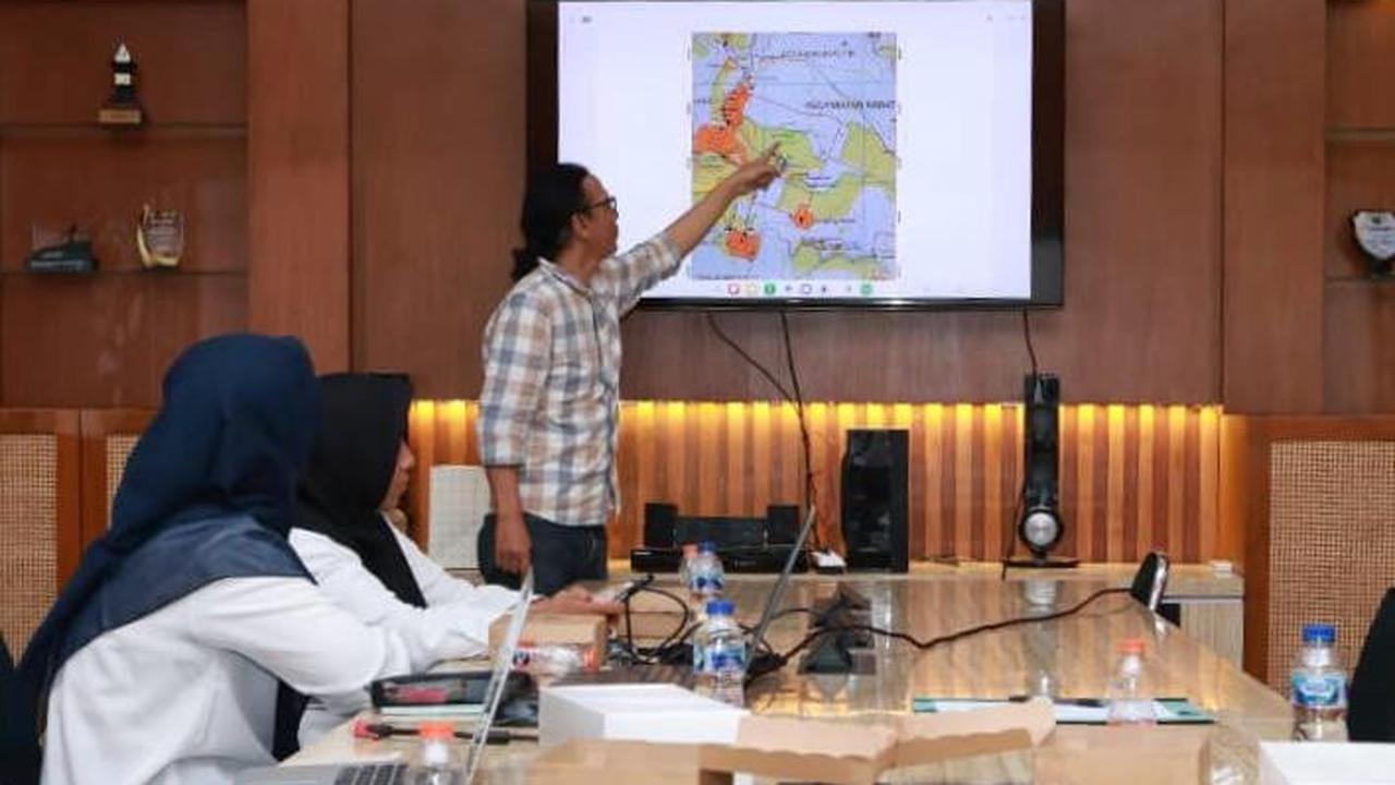 Sejarawan Universitas Gadjah Mada (UGM) Dr. Sri Margan paparkan peta situs Acan Putih