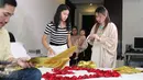 Aurel Hermansyah dibantu pacar Azriel Akbar Hermansyah, Nia, mempersiapkan kejutan perayaan ulang tahun ke-16 anak kedua Anang Hermansyah dengan Krisdayanti itu, di kediamannya di kawasan Cinere, Depok, Senin (27/6). (Liputan6.com/Herman Zakharia)