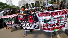 Ratusan massa dari Persaudaraan Pekerja Muslim Indonesia (PPMI) berunjuk rasa di depan BEI, Jakarta, Rabu (30/4/14). (Liputan6.com/Miftahul Hayat)