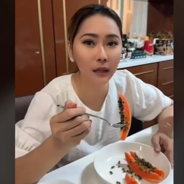 Inul Daratista Biasa Makan Pepaya dengan Bijinya, Sinak Manfaat dan Risikonya Bagi Tubuh.  foto: TikTok @inuldaratista_fans