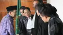 Fuad Amin saat berdiskusi dengan kuasa hukumnya sebelum menjalani sidang di Pengadilan Tipikor, Jakarta, Senin (25/5/2015). Fuad terlibat kasus dugaan suap jual beli pasokan gas alam di Gresik dan Gili Timur, Bangkalan. (Liputan6.com/Helmi Afandi)