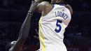Aksi pemain Warriors, Kevon Looney, melakukan lay up saat diadang pemain Clippers, Montrezl Harrell pada laga NBA basketball game di Staples Center, Los Angeles, (6/1/2018). Warriors 121-105. (AP/Alex Gallardo)