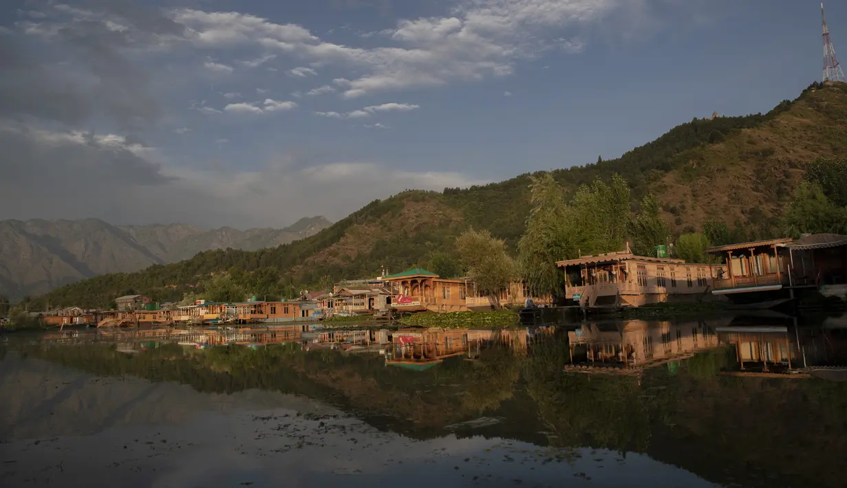 Pemandangan deretan rumah terapung yang berada di Danau Dal, Srinagar, Kashmir, India, Rabu (22/7/2020). Danau Dal terkenal dengan airnya yang jernih dan tenang. (AP Photo/Dar Yasin)