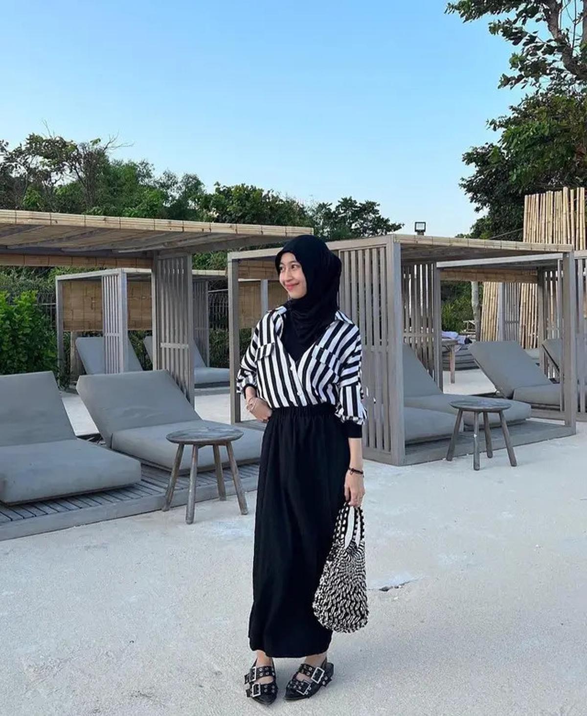 6 Inspirasi Outfit Hitam Putih 2025 untuk Hijabers, Tampil Elegan dan Stylish di Berbagai Acara