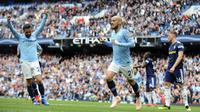 Gelandang Manchester City, David Silva, merayakan gol yang dicetaknya ke gawang Fulham dalam laga lanjutan Premier League 2018-2019 di Stadion Etihad, Sabtu (15/9/2018). (AP Photo/Rui Vieira)