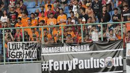 Suporter Persija Jakarta memasang spanduk protes saat pertandingan melawan Perseru Badak Lampung pada laga Liga 1 2019 di Stadion Patriot, Bekasi, Minggu (1/9). Persija takluk 0-1 dari Badak Lampung. (Bola.com/M Iqbal Ichsan)