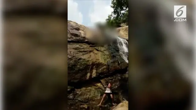 Seorang remaja terjatuh dari air terjun setinggi 30 kaki. Beruntung nyawanya selamat dan kini tengah menjalani perawatan di rumah sakit di India.