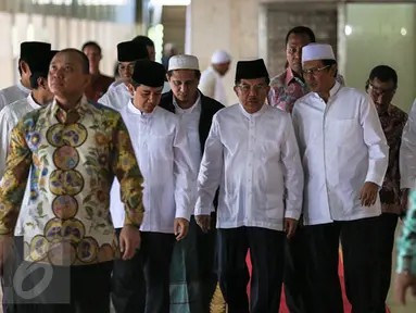 Wapres Jusuf Kalla (tengah) didampingi Ketua Komisi XI DPR Fadel Muhammad (kanan) dan MenPAN RB Yuddy Chrisnandi usai mengikuti peringatan Maulid Nabi Muhammad SAW 1437 H di Masjid Istiqlal, Jakarta, Kamis (24/12). (Liputan6.com/Faizal Fanani)