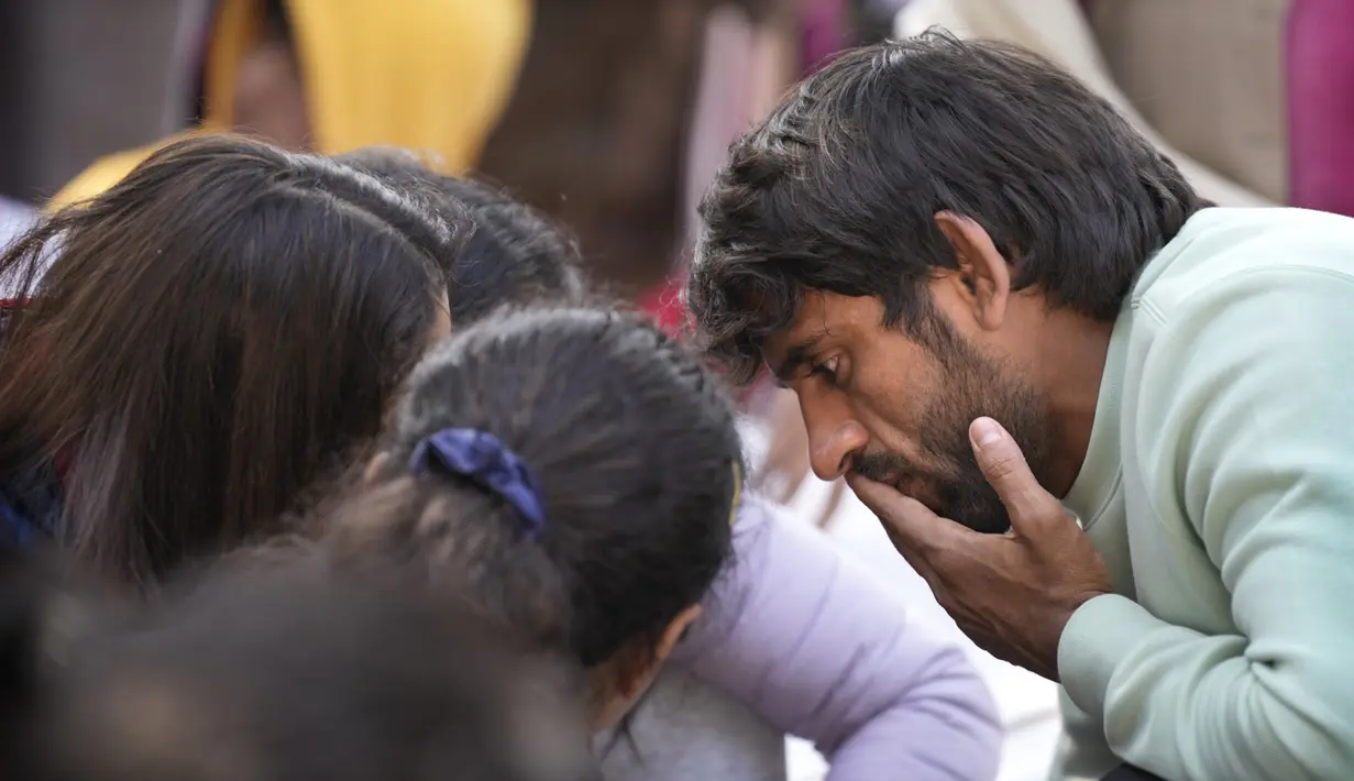 Bajrang Punia, pegulat India yang memenangkan medali perunggu di Olimpiade Tokyo 2020, berbicara kepada media selama protes terhadap Presiden Federasi Gulat India Brijbhushan Sharan Singh dan pejabat lainnya di New Delhi, India, Jumat (20/1/2023). Pegulat top India memimpin protes di dekat gedung parlemen menuduh presiden federasi dan pelatih melakukan pelecehan seksual dan mental terhadap pegulat muda. (AP Photo/Manish Swarup)