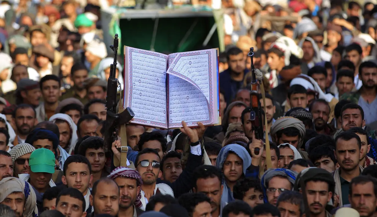 Warga Yaman saat demo mengecam pembakaran Al-Quran oleh seorang politisi Swedia di ibu kota Sanaa pada 23 Januari 2023. Pembakaran Al-Qur'an itu terjadi saat demonstrasi anti-Turki dan upaya Swedia untuk bergabung dengan NATO yang terjadi di Stockholm. (AFP/Mohammed Huwais)