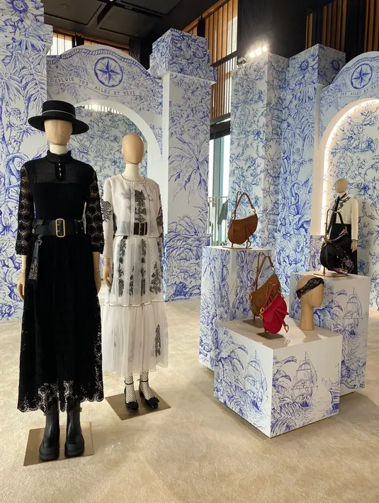 Maria Grazia Chiuri menumpahkan sebuah koleksi yang kaya makna, dan refleksi lengkap seputar keindahan dari kebudayaan Spanyol. Khas dengan segala detail, hingga kemeriahan yang begitu memukau. /Foto: Adinda Tri Wardhani - Fimela.com.