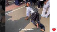 Pria Disabilitas Merangkak di Tengah Aksi Bela Palestina, Tolak Digendong karena Ingin Keringatnya Jadi Saksi di Akhirat. Foto: @sobat.kuliner.ig.