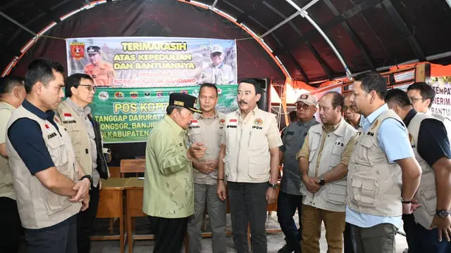 IPDN memberikan bantuan kepada korban bencana Banjir Bandang di Sumatera Barat.