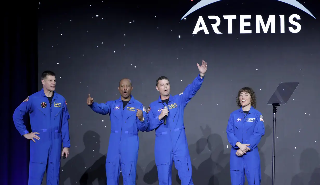 Badan antariksa Amerika Serikat (NASA) menunjuk empat astronot yang akan membawa umat manusia kembali ke Bulan dalam lebih dari 50 tahun terakhir. Ini termasuk seorang astronot perempuan dan pria kulit hitam.  (AP Photo/Michael Wyke)