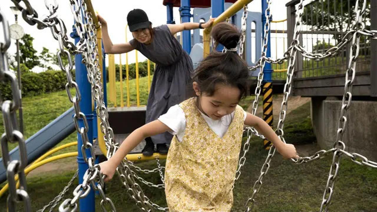 Mengenal Jellyfish Parenting, Gaya Asuh yang Fleksibel dan Berpusat pada Anak