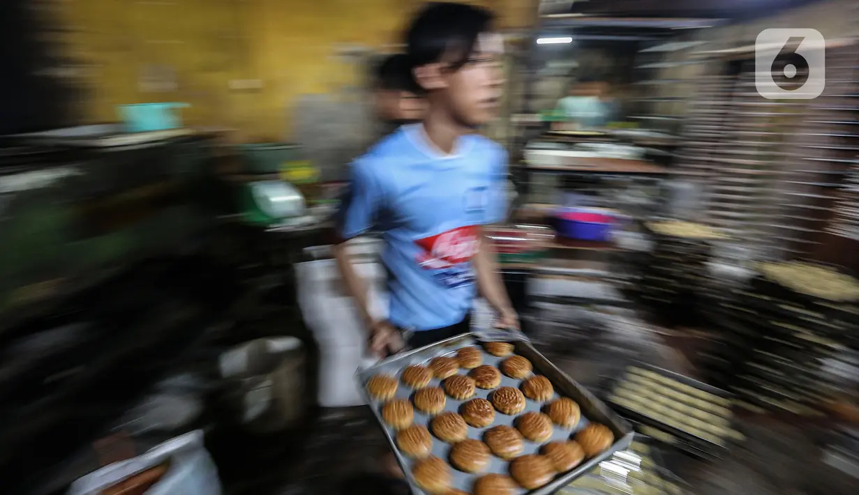 Pekerja UMKM melakukan pembuatan kue di Tanah Kusir, Jakarta, Rabu (13/1/2021). Menkeu Sri Mulyani Indrawati menyebutkan proyeksi alokasi anggaran program pemulihan ekonomi nasional (PEN) 2021 mencapai Rp403,9 triliun atau naik dari rencana sebelumnya Rp372,3 triliun. (Liputan6.com/Johan Tallo)