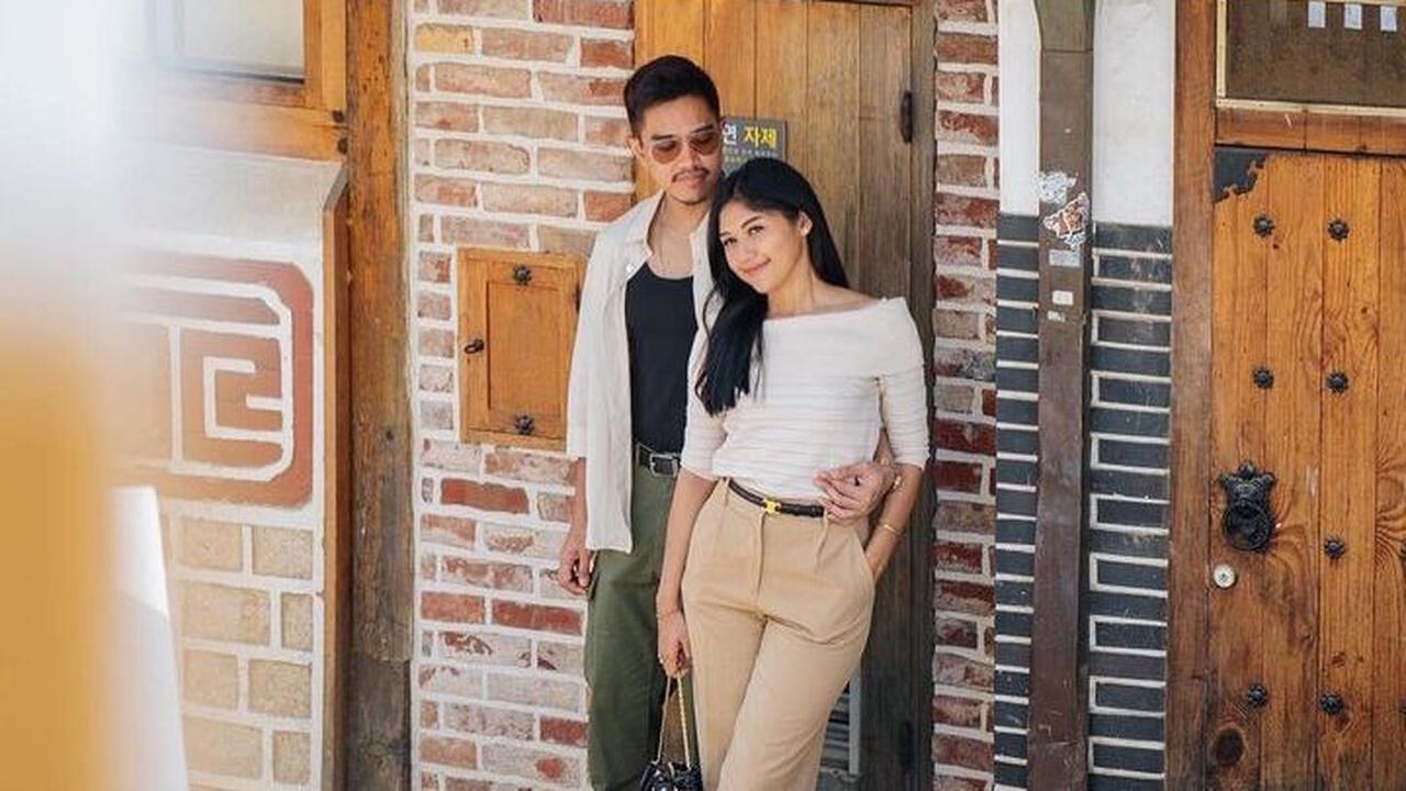 Ada yang menyebut jika Kaesang bucin banget kepada sang istri. Kaesang kerap mengunggah momen mesra bersama sang istri.