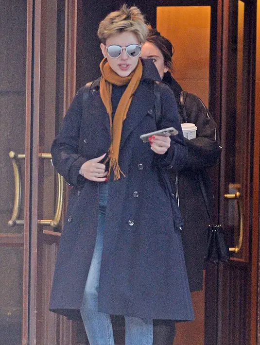 Tak hanya itu, Scarlet terlihat ditemani seorang wanita yang kabarnya berprofesi sebagai seorang jurnalis asal Prancis. Kedua wanita tersebut terlihat keluar dari sebuah bangunan di Kota New York. (doc.dailymail.com)