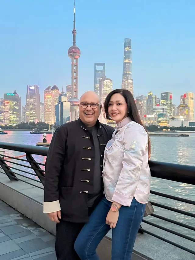 Aura Old Money Maia Estianty Temani Irwan Mussry Dinas ke Shanghai, Kompak Kenakan Cheongsam dan Jam Tangan Mewah Ratusan Juta