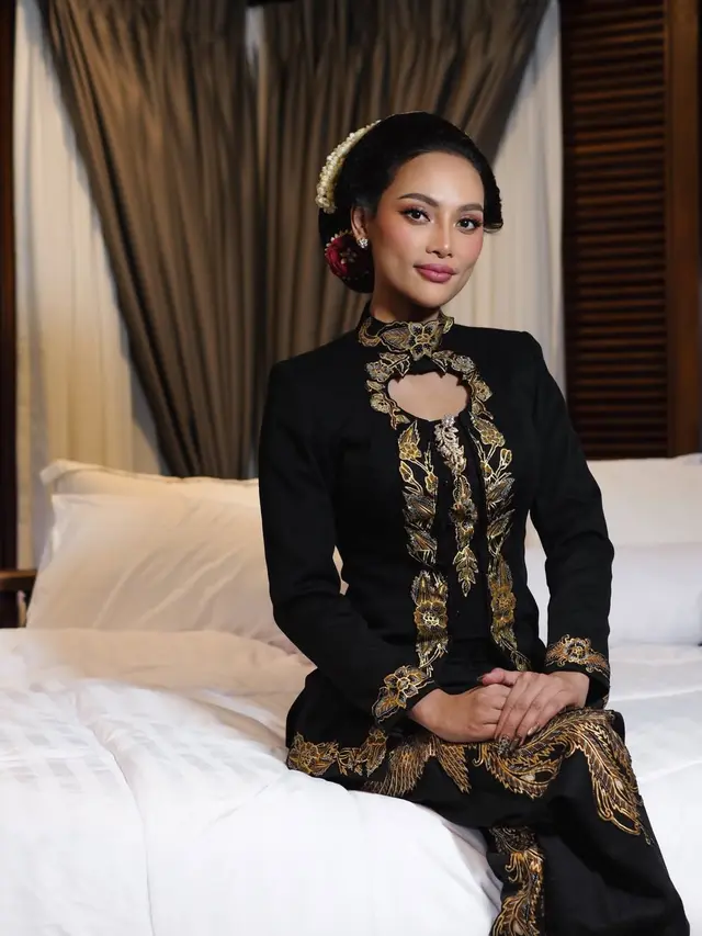 Pesona Ayu Erika Carlina di Tedak Sinten Putranya, Bergaya Perempuan Jawa dengan Sanggul Tekuk