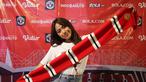 Eks personil JKT48, Sisca Saras berpose saat acara Roaring Night antara Manchester United melawan West Ham di Pitch 98, Kemang, Jakarta, Minggu (04/02/2024) malam WIB. (Bola.com/Abdul Aziz)