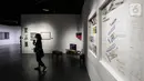 Pengunjung saat mengamati karya seni kontemporer yang sedang dipamerkan di Distrik Seni, Gedung Sarinah, Jakarta Pusat, Senin (13/6/2022). Distrik Seni menghadirkan pameran seni Berdikari yang menampilkan karya dari maestro A.D Pirous, Sunaryo, Dolorosa Sinaga, Sri Astari, hingga kolektif Gardu House, Rux Container, dan Tromarama. (Liputan6.com/Johan Tallo)