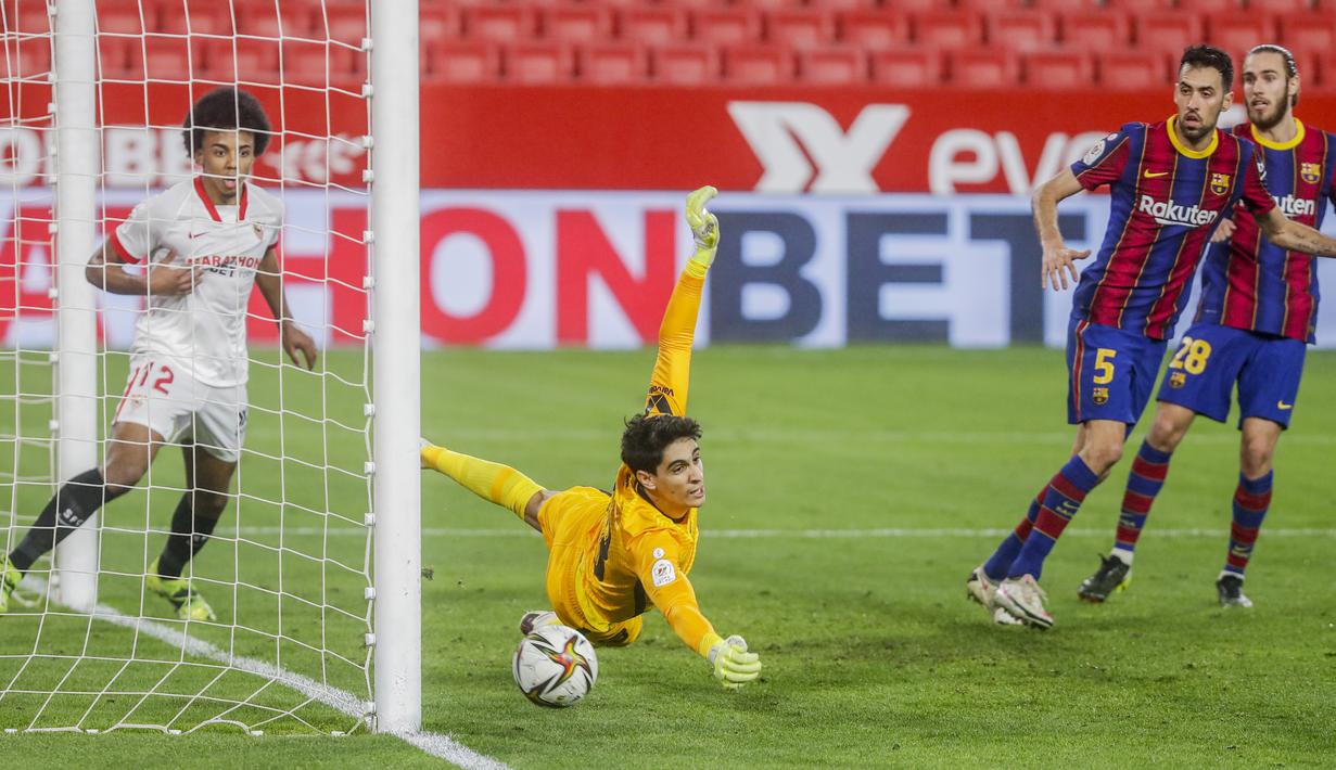 Frustasinya pemain Barcelona saat penjaga gawang Sevilla, Bono berhasil menepis tendangan dari Lionel Messi. (Foto: AP/Angel Fernandez)