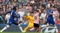 Pemain Leicester City James Maddison (dua kanan) mencoba mencetak gol ke gawang kiper Chelsea Kepa Arrizabalaga dalam pertandingan Liga Inggris di Stadion Stamford Bridge, London, Minggu (18/8/2019). Pertandingan berakhir imbang 1-1. (AP Photo/Frank Augstein)