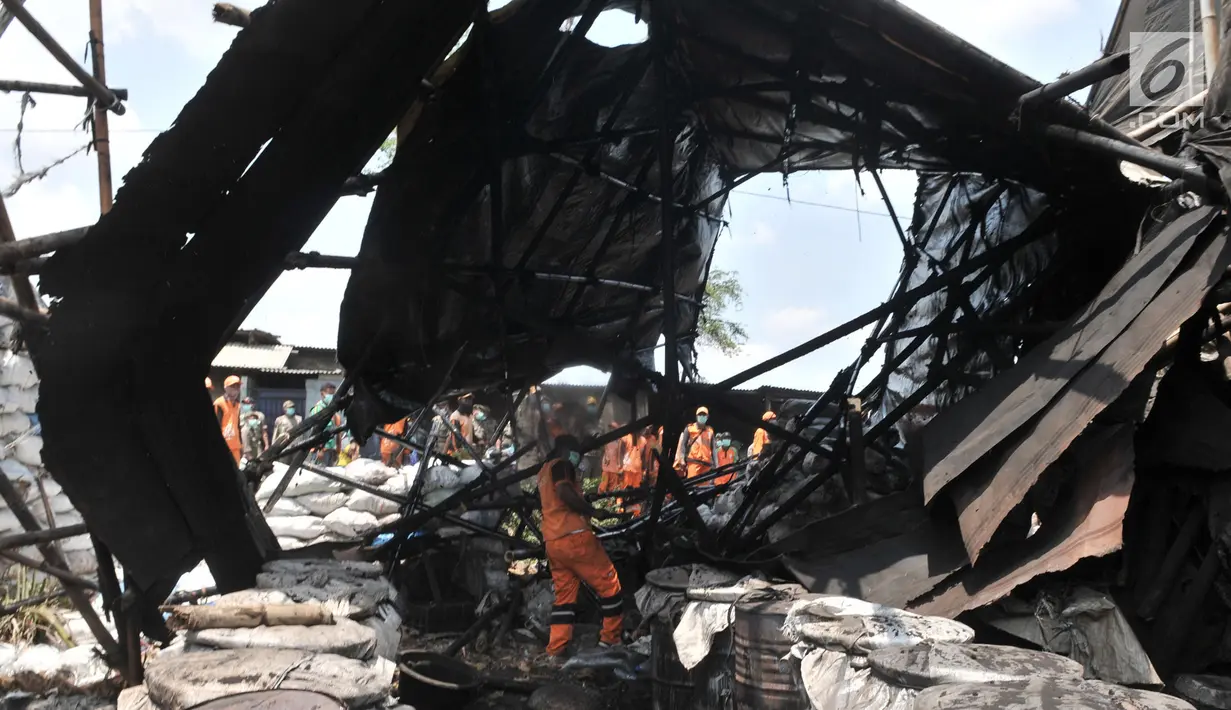 Petugas gabungan membongkar industri pembakaran arang batok di Jalan Inspeksi Cakung Drain, Cilincing, Jakarta, Kamis (19/9/2019). Sebanyak 23 usaha pembakaran arang batok dibongkar menyusul keluhan serta penolakan warga terkait pencemaran udara dan lingkungan. (merdeka.com/Iqbal S Nugroho)