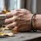 Arti Gelang Hitam di Tangan Kanan, dari Simbol Kekuatan hingga Makna dalam Percintaan