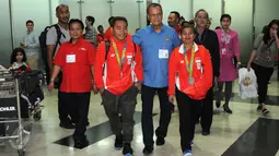 Dua atlet angkat besi Indonesia peraih medali perak  Olimpiade Rio 2016 Sri Wahyuni Agustiani dan Eko Yuli Irawan tiba di Terminal 2 di Bandara Soekarno Hatta, Banten, Minggu (14/08). (Liputan6.com/Helmi Afandi)