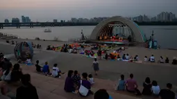 Warga menonton konser di Taman Yeouido Hangang, Seoul, Korea Selatan, 3 Agustus 2020. Seoul, ibu kota sekaligus kota terbesar di Korea Selatan, merupakan kota metropolitan yang dinamis dengan kombinasi antara budaya kuno dan modern. (Xinhua/Wang Jingqiang)