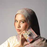 Dan di sepanjang tahun 2025 sampai awal tahun 2026i, yang paling sering muncul di berbagai tutorial TikTok sampai beauty content harian adalah cluster lashes, bulu mata palsu yang bentuknya kecil-kecil seperti “segmen”, lalu dipasang sesuai kebutuhan. [Foto: Fimela/Adrian Utama Putra].