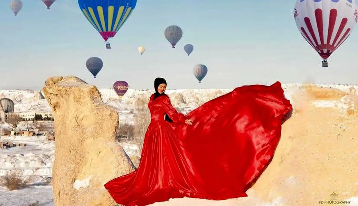 Inilah hasil pemotretan Ria Ricis di Cappadocia yang diabadikan oleh fotografer ternama FD Photography. Istri Teuku Ryan itu tampil cantik dan glamor memakai gaun merah. (Instagram/fdphotography90).