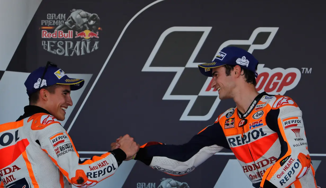 Pembalap Repsol Honda, Dani Pedrosa (kanan) dan Marc Marquez berada di atas podium MotoGP Spanyol di Sirkuit Jerez, Minggu (7/5). Dani Pedrosa memenangi balapan MotoGP Spanyol diikuti rekan setimnya Marc Marquez di tempat kedua (AP Photo/Miguel Morenatti)