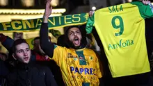 Mantan bintang FC Nantes, Emiliano Sala dikabarkan meninggal dunia usai pesawat yang ditumpanginya hilang dari kontak, selasa (22/1). Hal tersebut membuat pendukung FC Nantes larut dalam rasa duka. (AFP/Loic Venance)