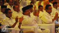 Prabowo Subianto didampingi Anies Baswedan (kanan) dan Sandiaga Uno (kiri) saat menghadiri rapat akbar kader di Jakarta, Minggu (8/1). Prabowo juga menyampaikan alasan Gerindra dan PKS memilih Anies-Sandiaga. (Liputan6.com/Angga Yuniar)