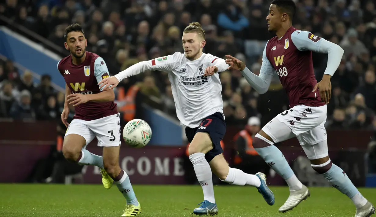 Gelandang Liverpool,  Harvey Elliott (tengah) berusaha melewati pemain Aston Villa, Ezri Konsa (kanan) pada pertandingan perempat final Piala Liga Inggris di Villa Park di Birmingham (17/12/2019). Liverpool kalah telak 5-0 atas Aston Villa. (AP Photo / Rui Vieira)