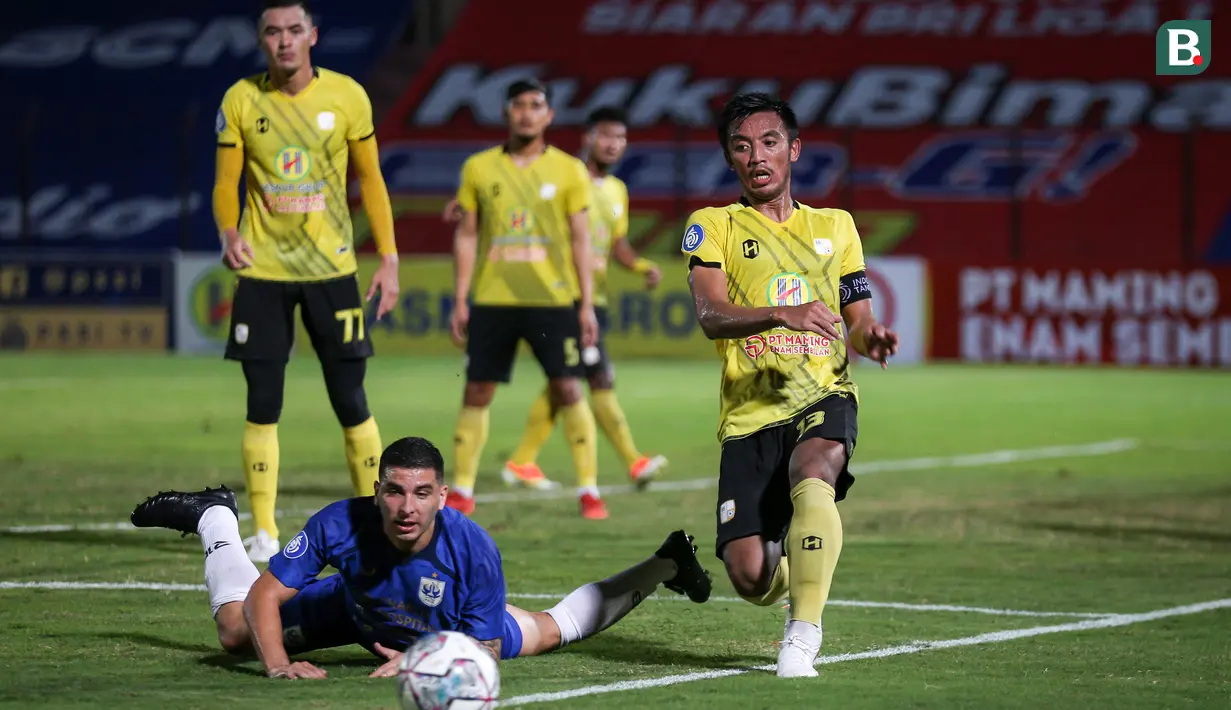 Pemain Barito Putera, Bayu Pradana (kanan) menghalau bola dari ancaman pemain PSIS Semarang, Brian Federico Ferreira dalam laga pekan ke-8 BRI Liga 1 2021/2022 di Stadion Sultan Agung, Bantul, Rabu (20/10/2021). (Bola.com/Bagaskara Lazuardi)