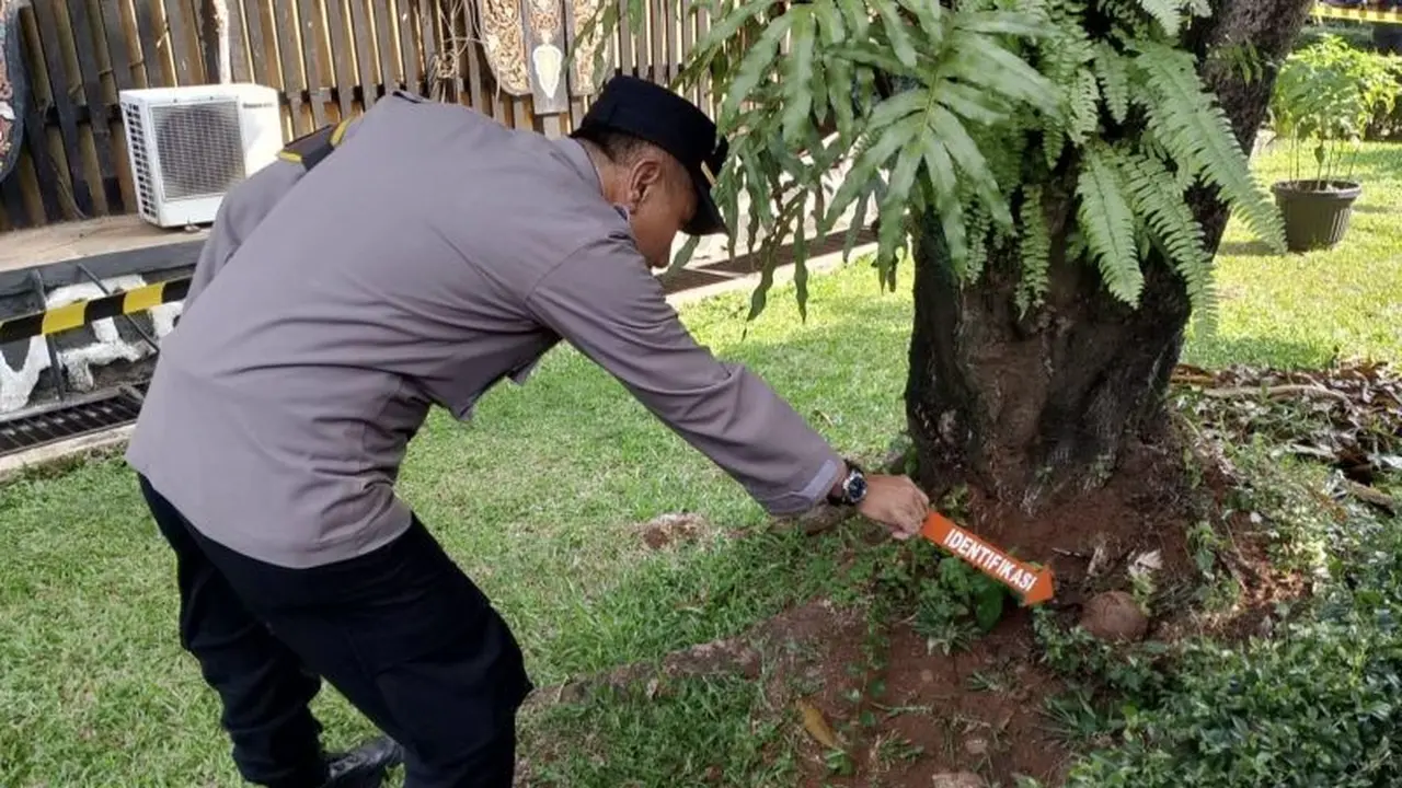 Polisi mengamankan benda yang diduga mortir di kawasan Anjungan Sumatera Barat, Taman Mini Indonesia Indah (TMII). (Dok. Antara)