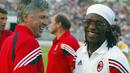 Clarence Seedorf menjadi satu-satunya pemain yang sukses memenangkan Liga Champions dengan tiga klub berbeda. Ia bertemu dengan Ancelotti saat bermain di AC Milan. Seedorf telah memainkan 325 pertandingan untuk delapan kemenangan trofi Ancelotti di Rossoneri. (AFP/Patrick Hertzog)