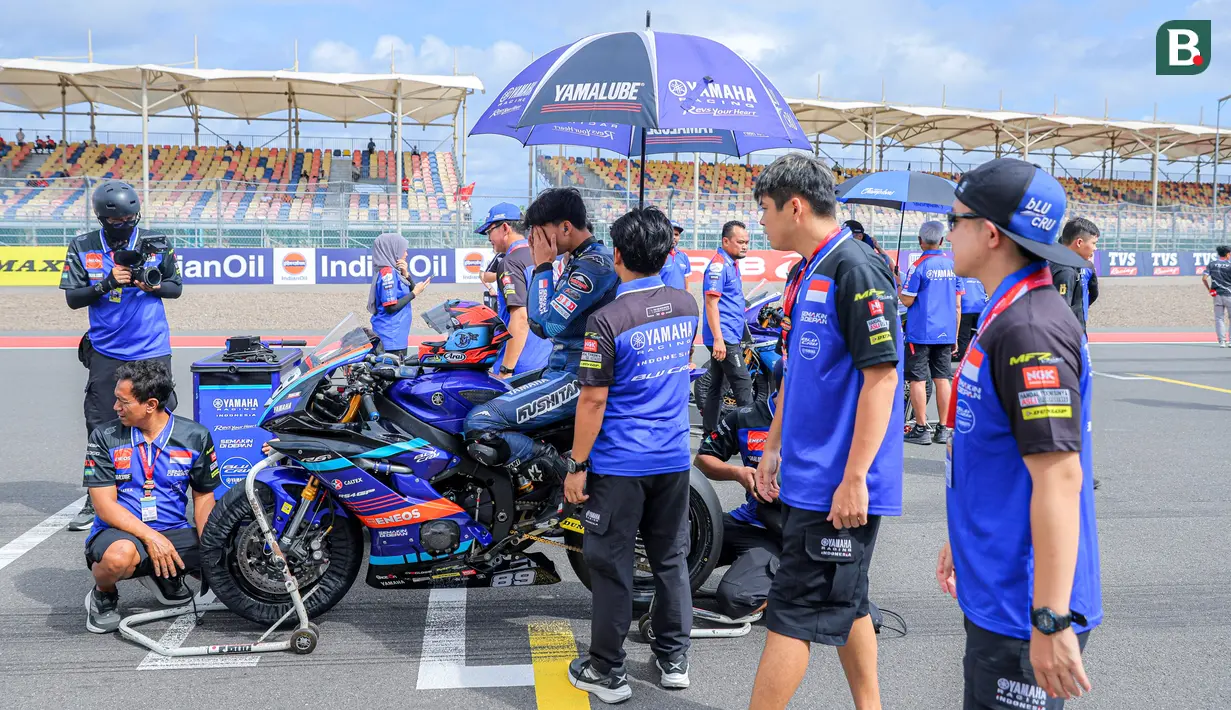 <p>Pembalap Yamaha Racing Indonesia, Wahyu Nugroho berdoa sebelum Race 1 SS600 Asia Road Racing Championship (ARRC) Mandalika 2025 di Sirkuit Internasional Mandalika, Lombok, Nusa Tenggara Barat, Sabtu (30/08/2025). (Bola.com/Bagaskara Lazuardi)</p>