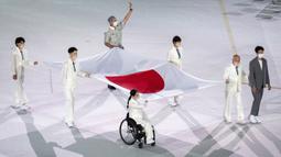Atlet Jepang Miki Matheson, Mineho Ozaki, Taiyou Imai, Erina Yuguchi, Kaori Icho, dan Tskumi Asatani membawa bendera nasional Jepang ke Stadion Olimpiade pada pembukaan Paralympic Opening Ceremony Tokyo 2020 Paralympic Games di Tokyo, Selasa, 18 Agustus. 24, 2021. (OIS via AP Photo/Joe Toth)